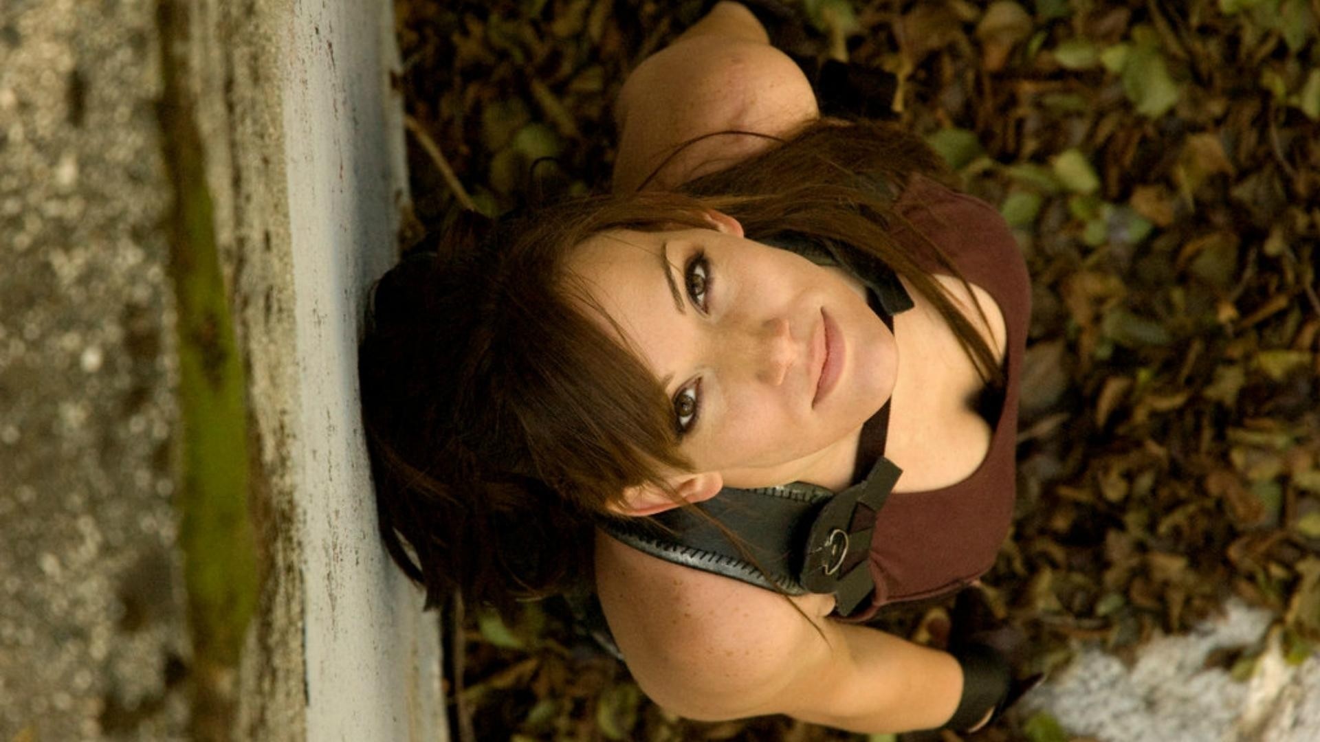 mujer lara croft chica morena cosplay gris macro cara