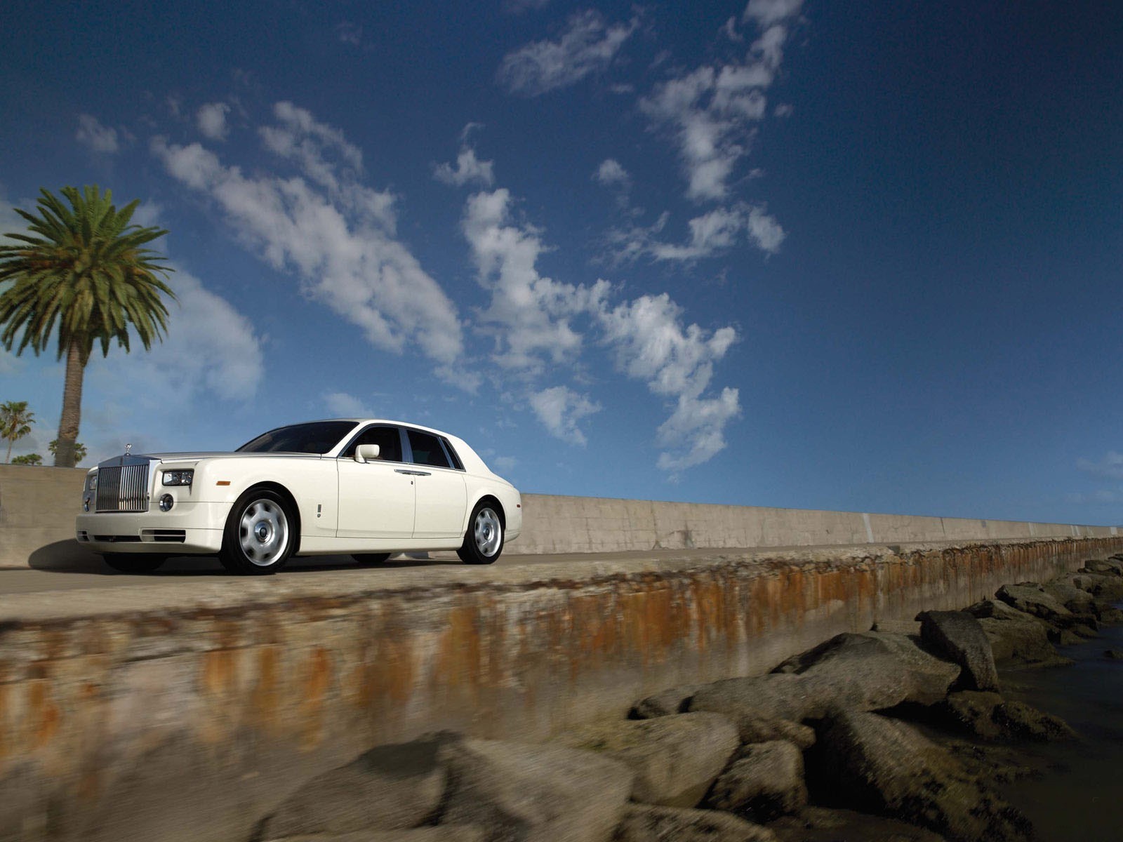 rolls-royce phantom pierres palmier ciel