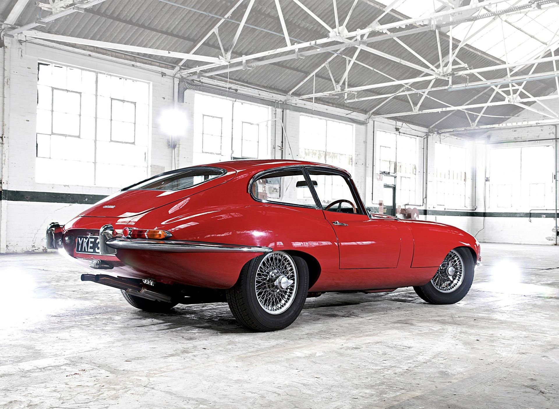 jaguar e-type rétro rouge garage