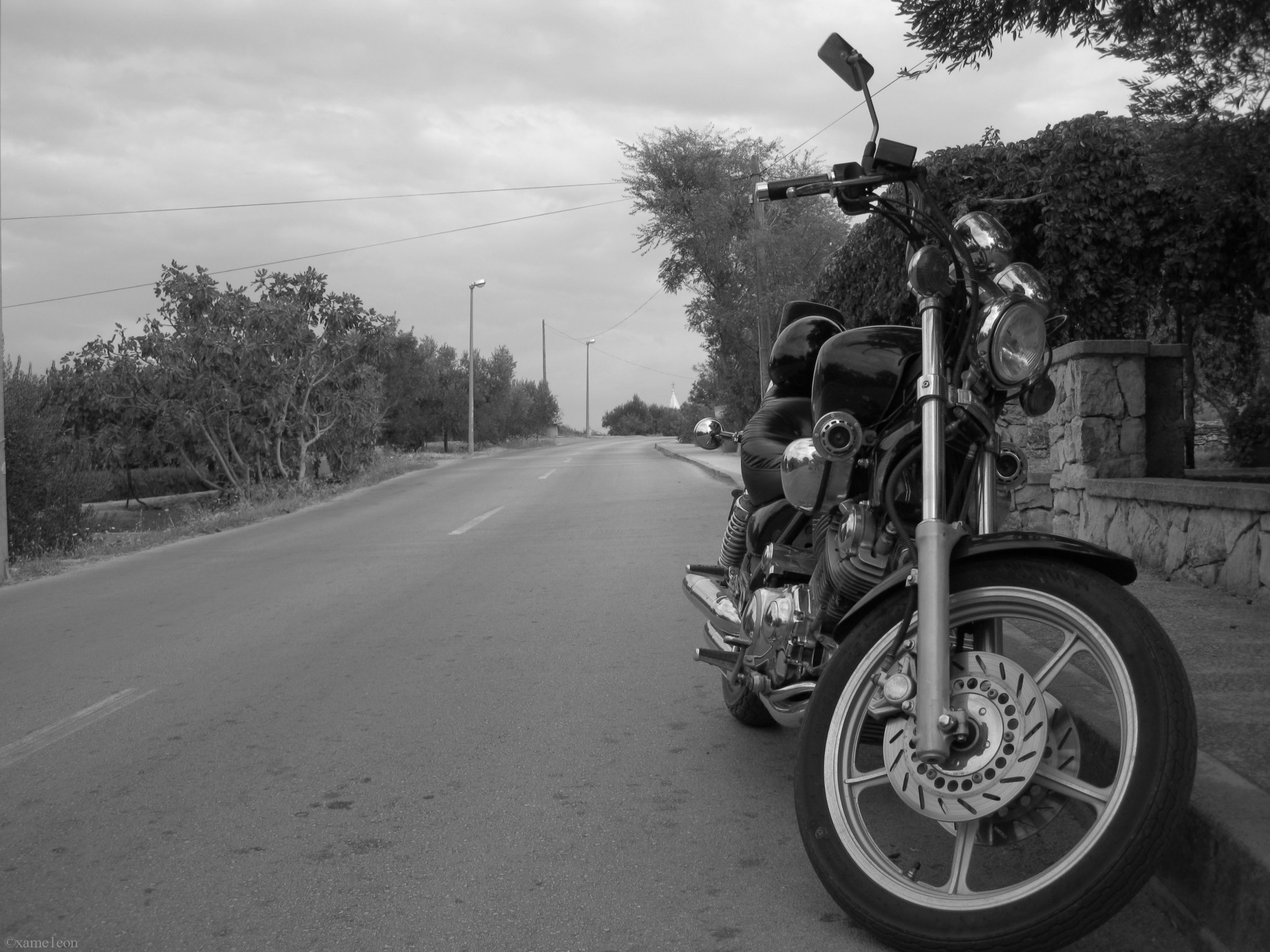 motocicleta camino blanco y negro