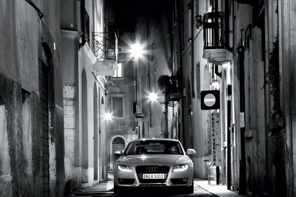 Audi en blanco y negro en la ciudad de la noche