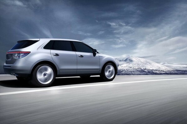 Saab 9-4x с высокой скоростью проезжает горную дорогу