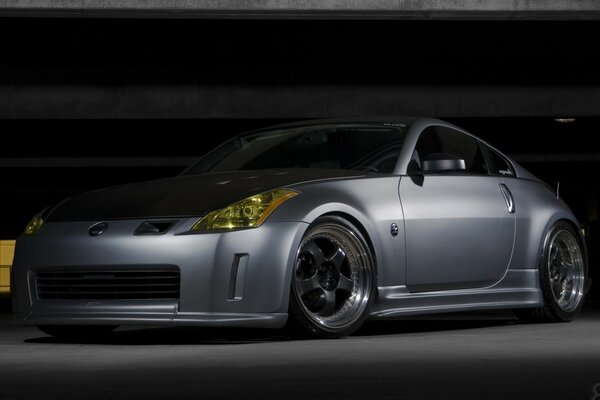 Dorgo Lee contiene un coche Nissan 350Z