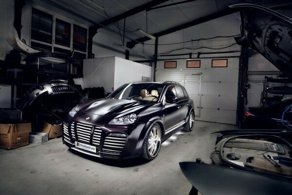 Cayenne-Porsche in einer grauen Garage