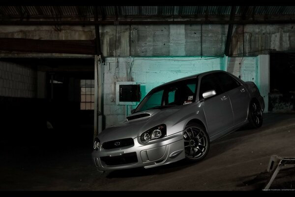 Voiture Subaru dans le garage incliné