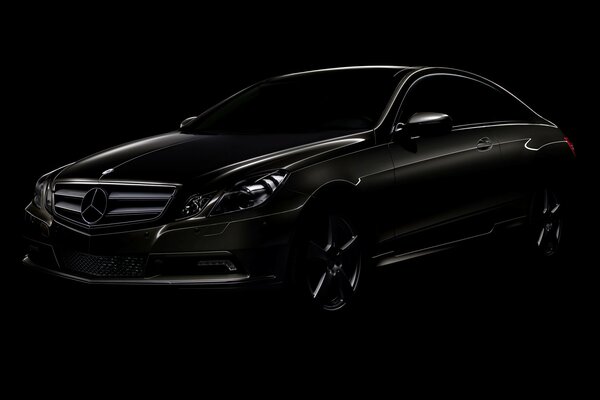 Mercedes-benz nera su sfondo molto nero