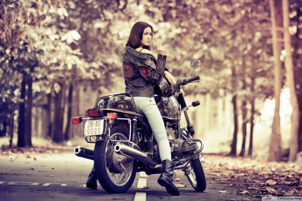 Atrevida chica motociclista otoño