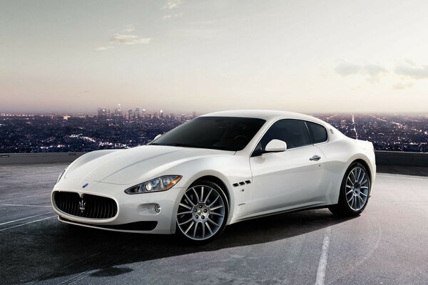 Blanco maserat granturismo de fondo de la ciudad