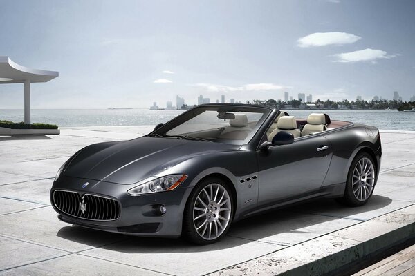 Maserati convertible en la costa