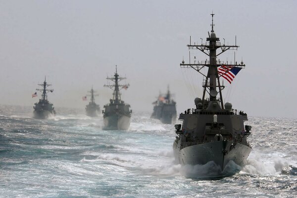 Buques de guerra bajo la bandera de los Estados Unidos en el mar agitado por el viento