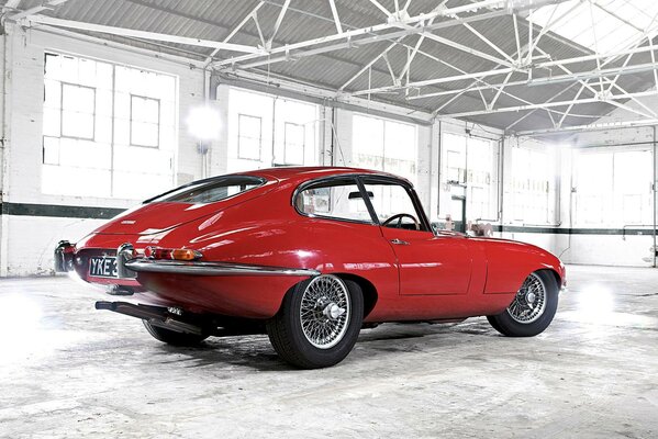 Voiture rétro rouge dans le garage blanc