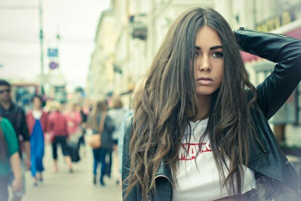 Ein Mädchen mit dunklen Haaren und einem Muttermal über der Lippe