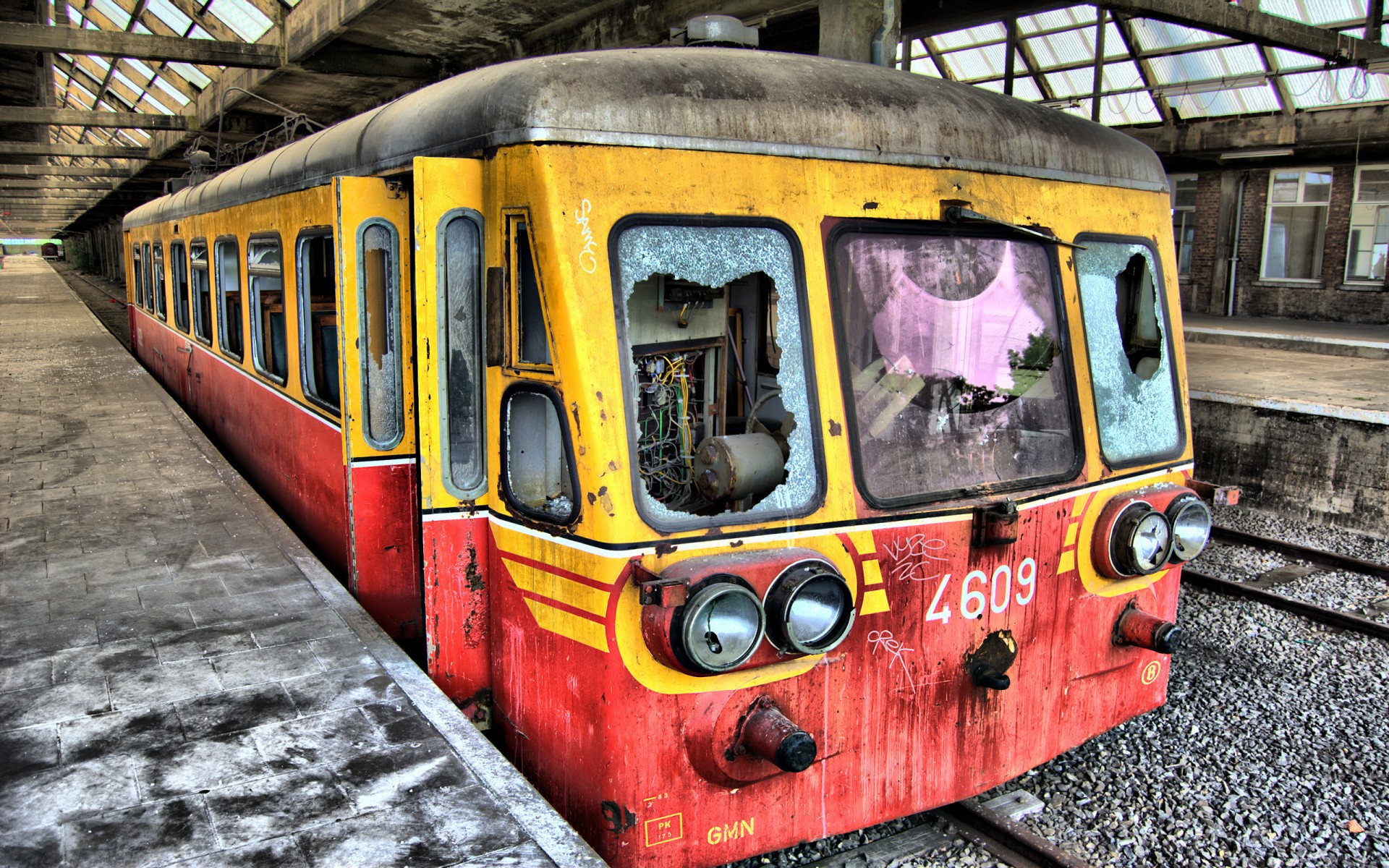 train gare peron ruine