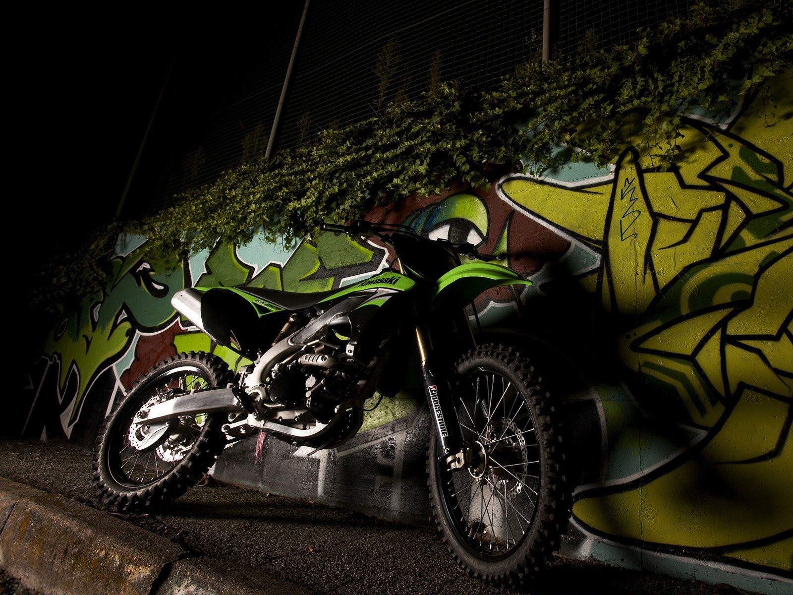 motocicleta kawasaki graffiti noche