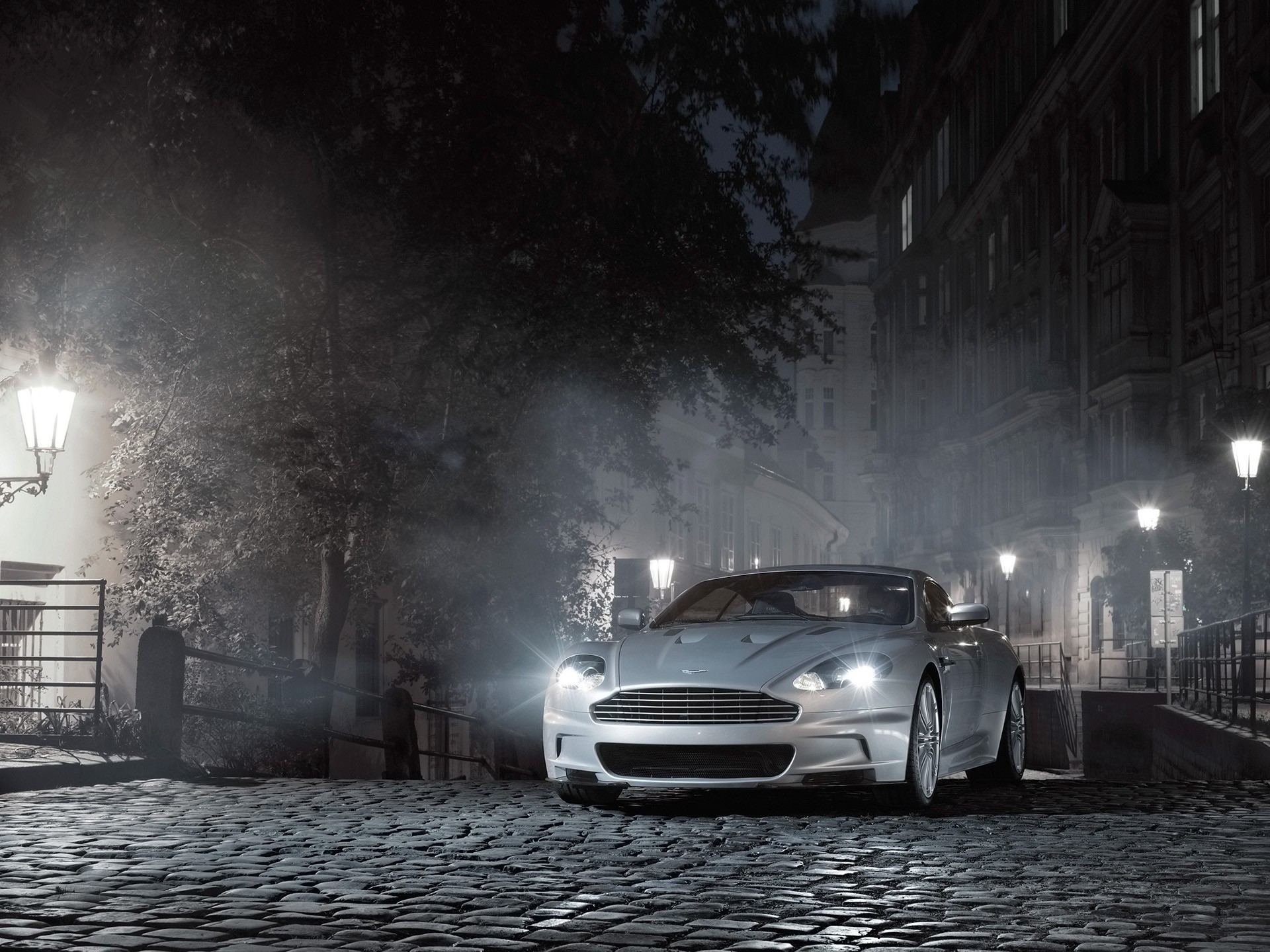 aston martin dbs nuit brouillard lumières trottoir lumières