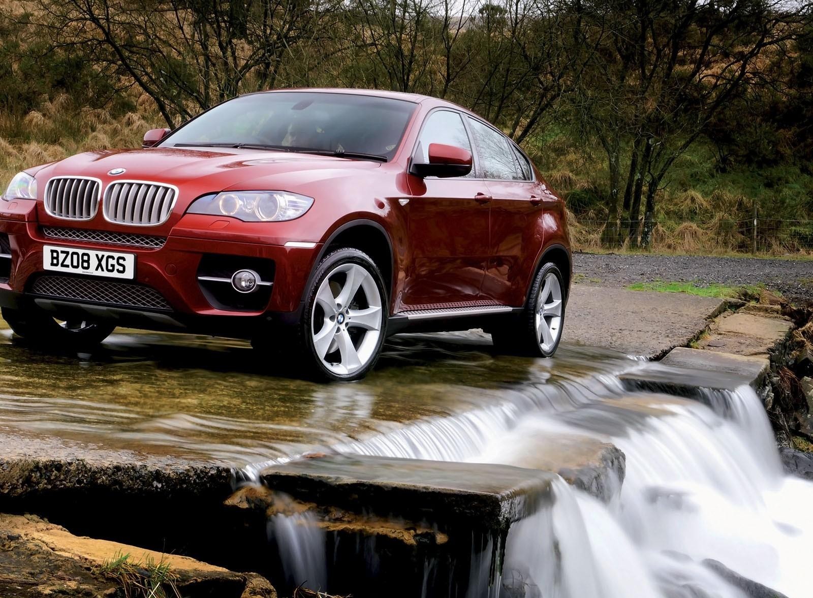 bmw x6 cascada árboles