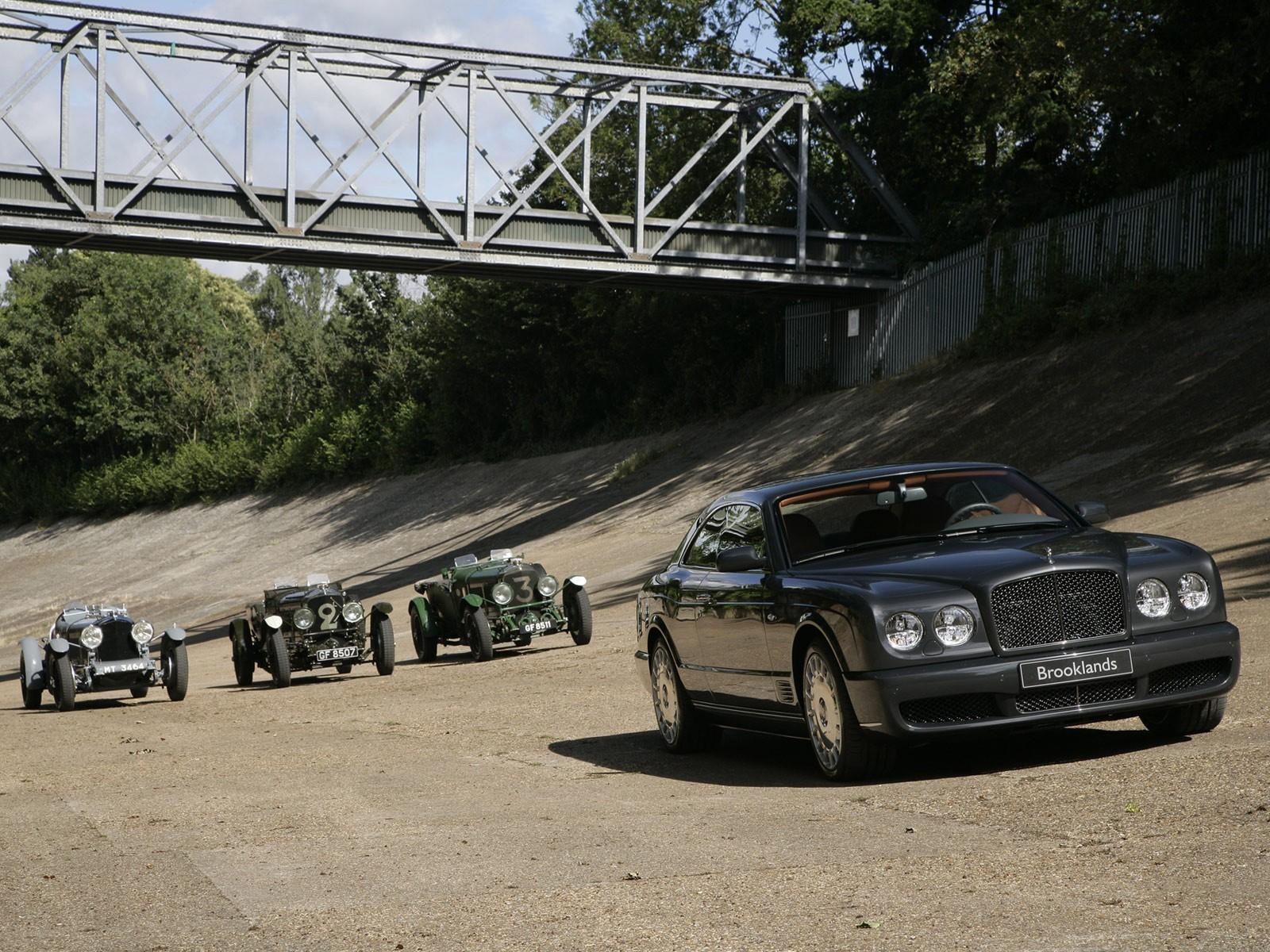 bentley brooklands retro race bridge