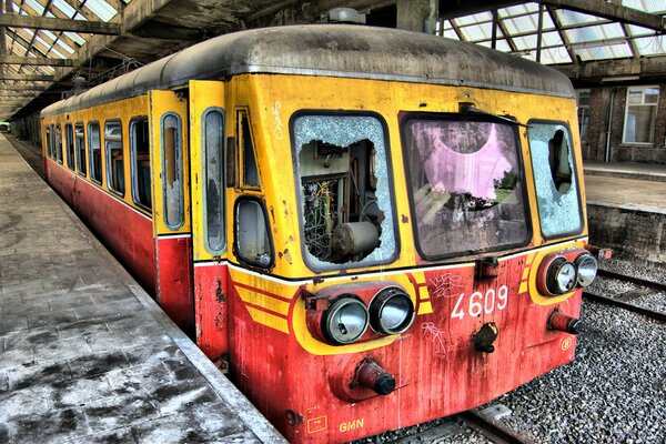 Am alten Bahnhof der Stadt Sotschi begann der Zug zu reparieren