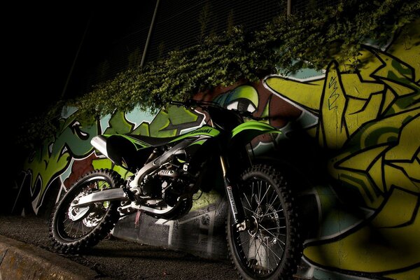 Nuit graffiti et kawasaki Enduro