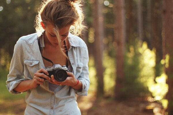 Fotografo di natura ragazza in bianco