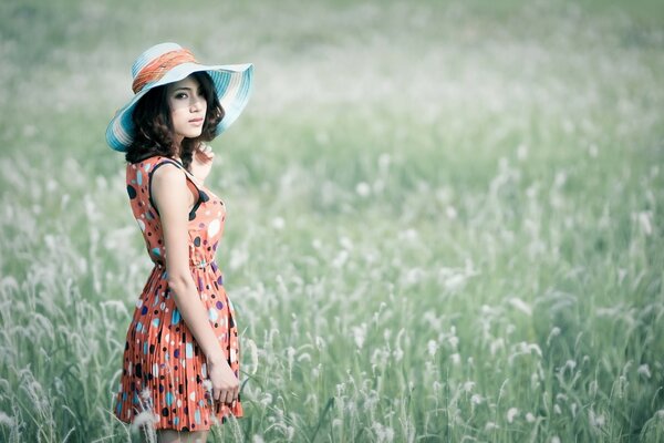 Fille au chapeau dans l herbe verte