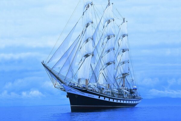 Barco de vela en el mar azul