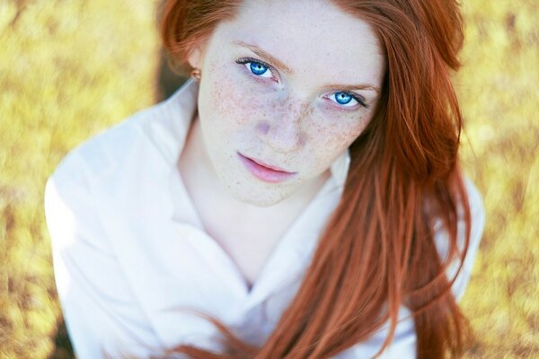 Fille Rousse avec vksnushki et les yeux bleus