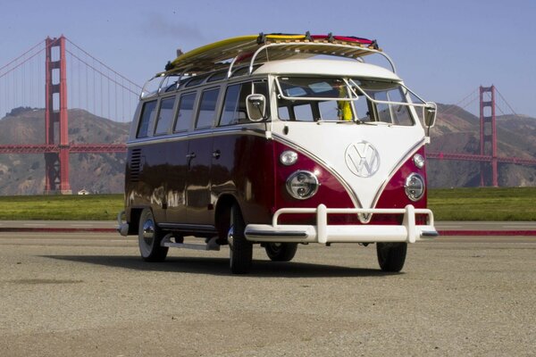 Bus rouge et blanc sur le fond du célèbre Golden Gate Bridge. Joli bus lumineux de marque Volkswagen