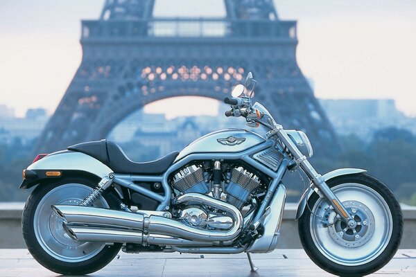 Harley Davidson de plata en el fondo de la torre Eiffel