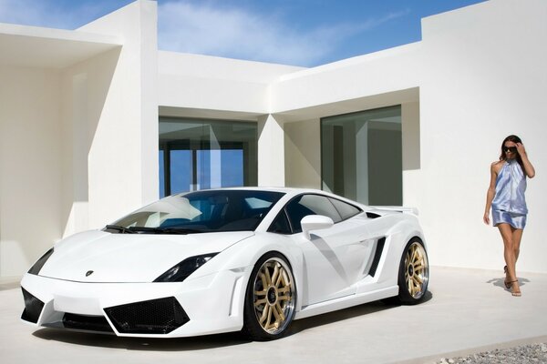 Blanc neige sport lamborghini avec une fille