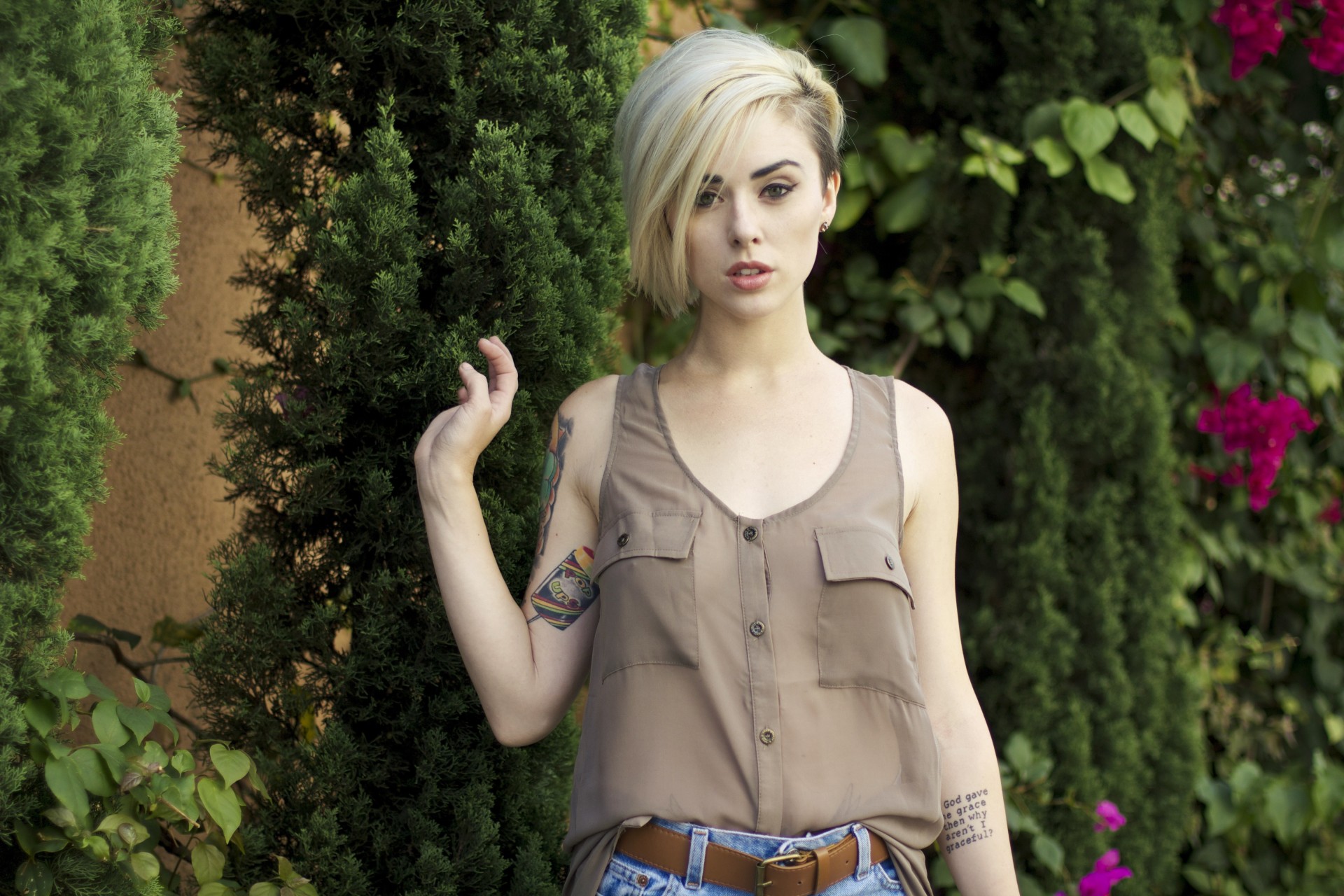donna tatuaggio sexy ragazza amico albero bellezza bionda