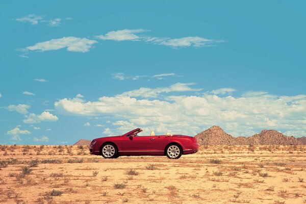 Auto Bentley nel deserto sotto le macerie