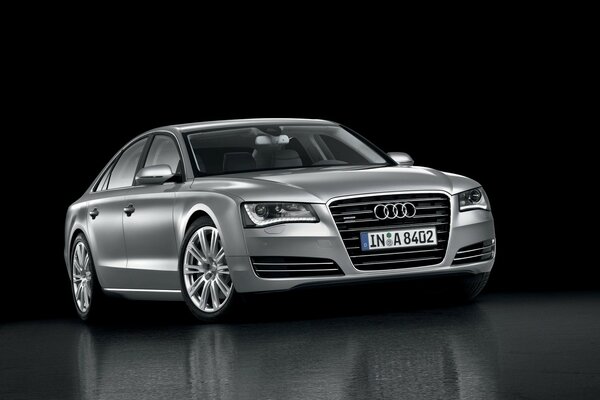 AUDI A8 en plata