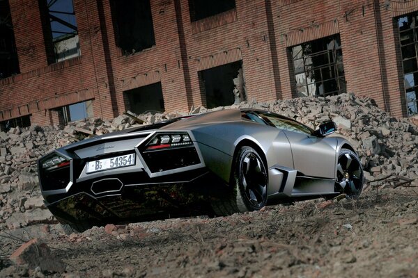 Lamborghini Reventon negro se encuentra en el fondo de las ruinas