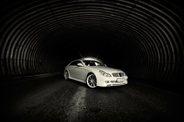 Mercedes blanche dans les tunnels vue latérale