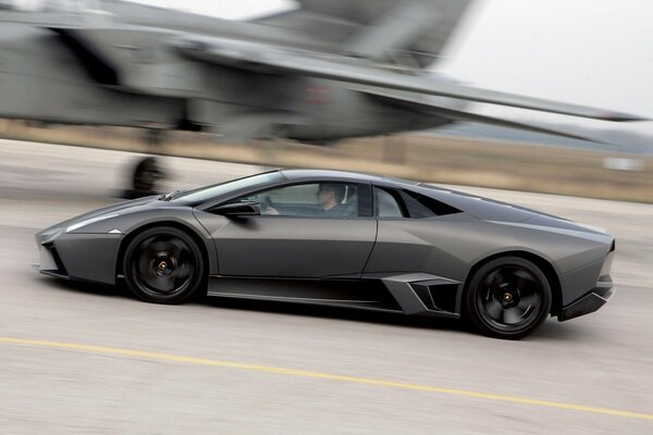 Lamborghini reventon Czarny. Ssący myśliwiec