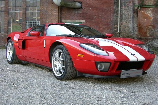 Auto sportiva rossa Ford