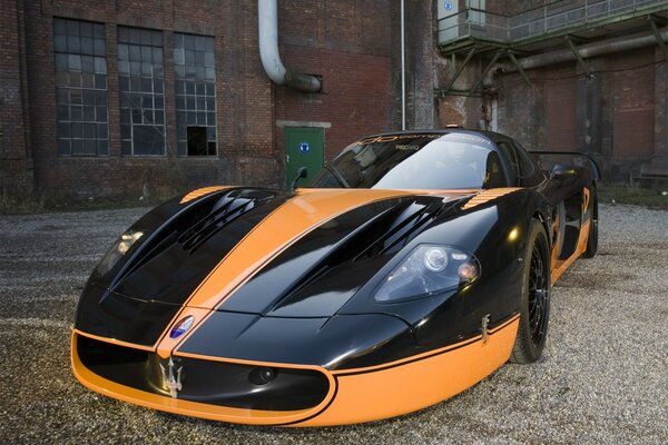 Auto Maseratti in schwarz und orange