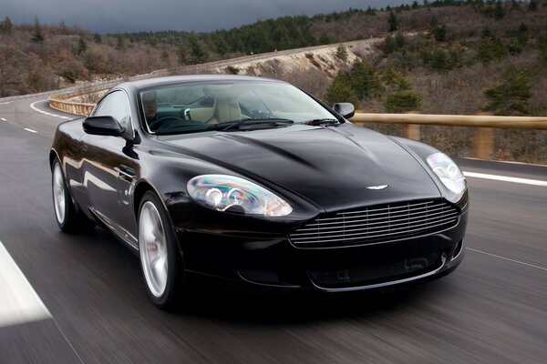 El coche de Aston Martin en la carretera