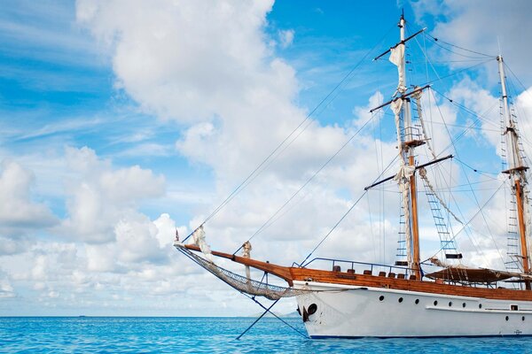 Segelboot auf hoher See und bewölktem Himmel