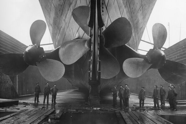 Foto en blanco y negro con la imagen de las hélices del barco