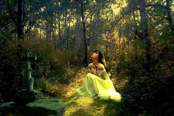 Chica boynette en un vestido claro en el bosque