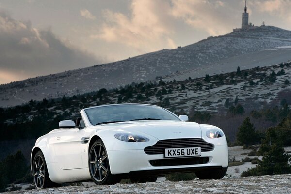 Auto V8 vantage roadster vicino alla collina