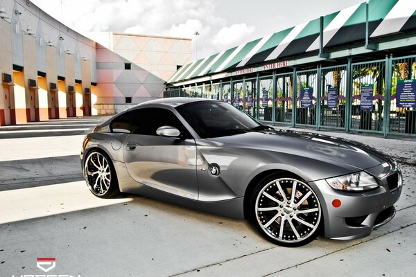 Photo de bmw Z4 argent sur fond de bâtiments