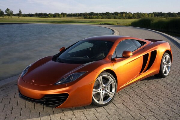 Concept car mclaren su piastrelle di cemento