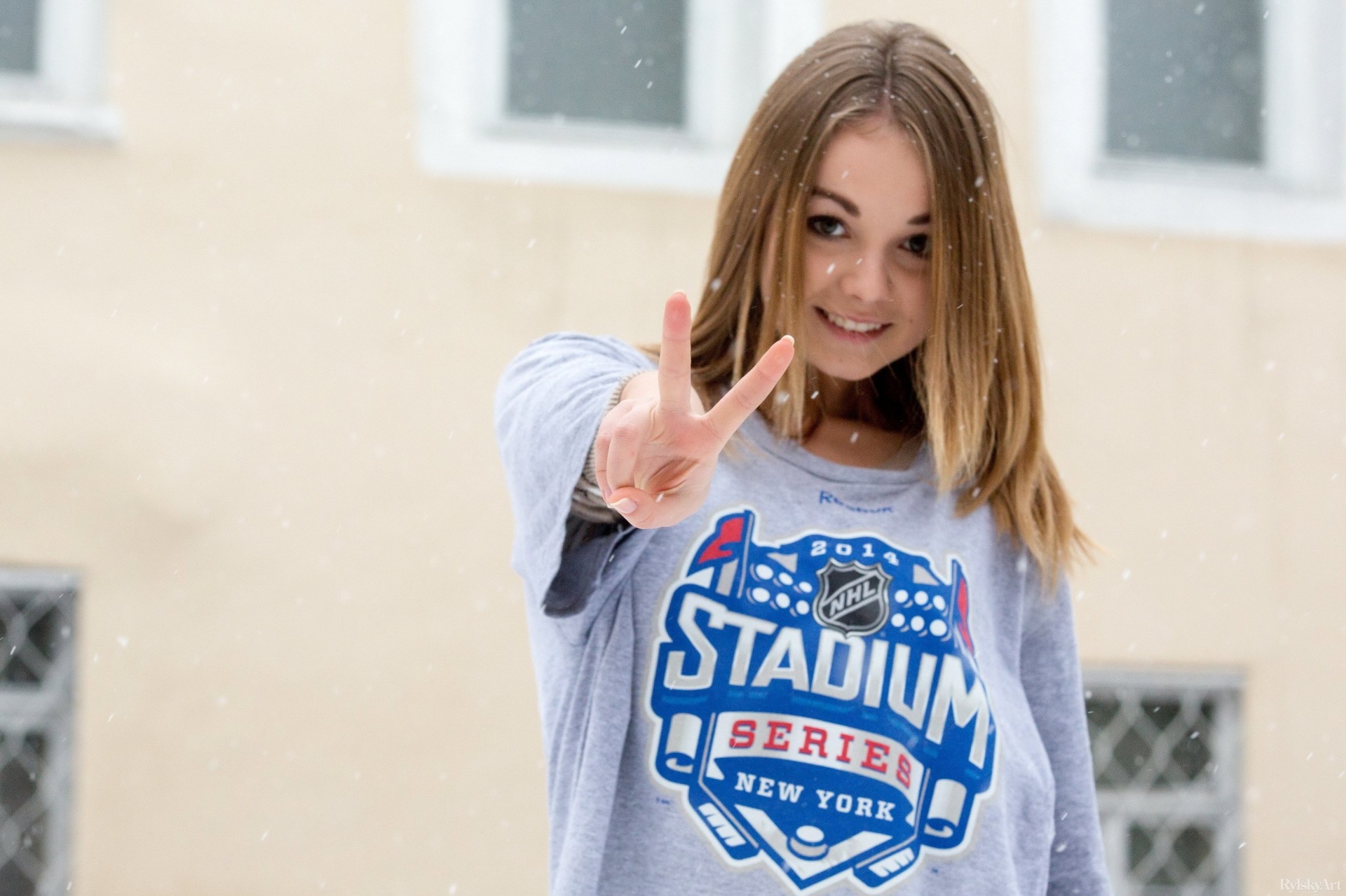 geste blond fille modèle beauté neige t-shirt