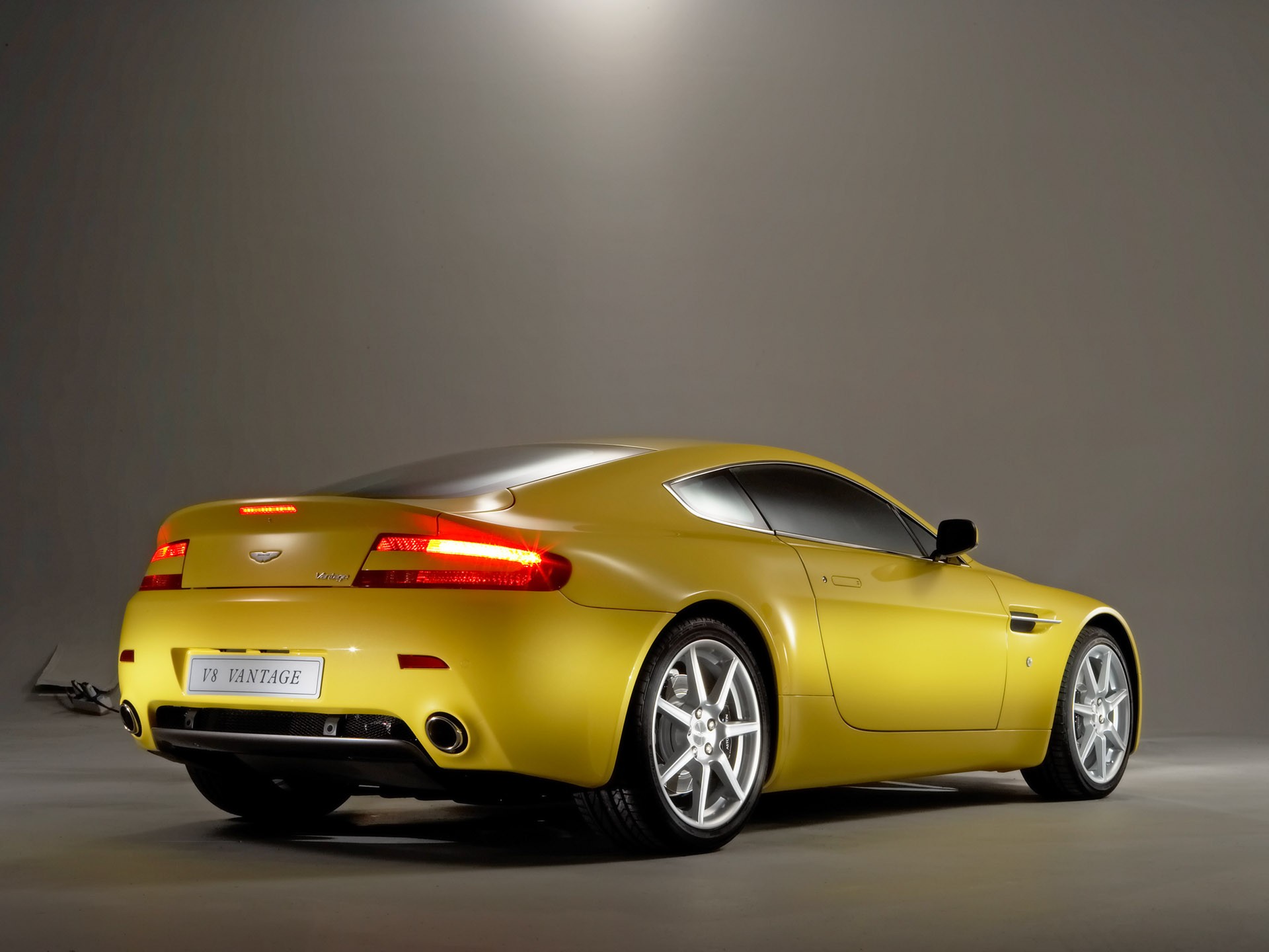 aston martin v8 vantage giallo