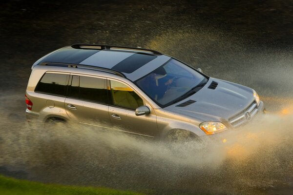 L auto della società Mersedes a piena velocità attraversa la superficie dell acqua