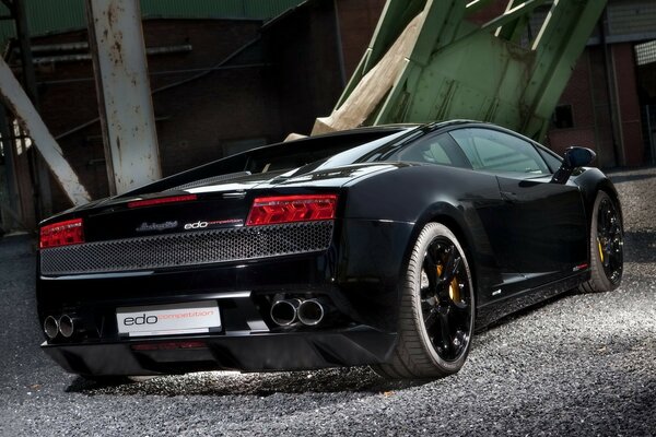 Lamborghini noir dans la rue. Vue arrière