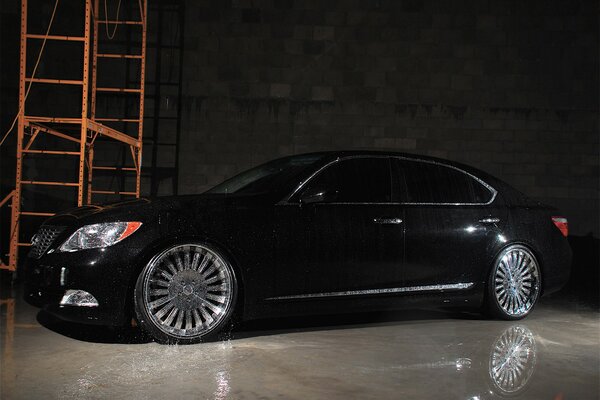 Lexus noir recouvert d eau dans le hangar